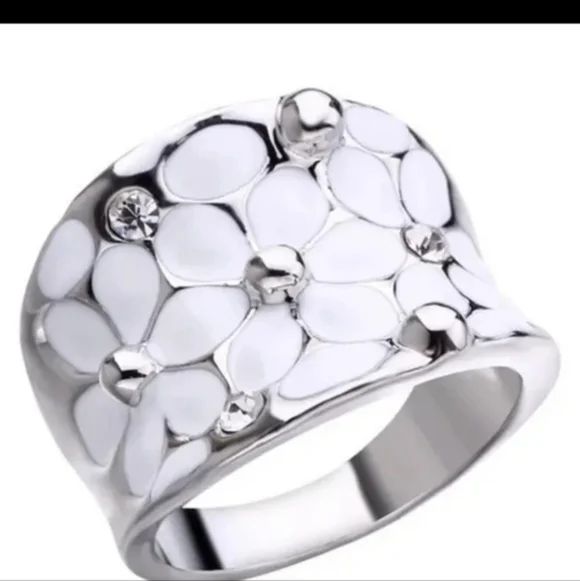 Gorgeous must have fashion Jewelry. Silver white petal ring. Stunning. NEW NWT - Picture 2 of 7